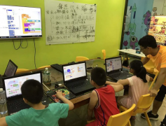 指尖跃动未来：孩子们在编程课上